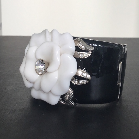 Kenneth Jay Lane Black Enamel cuff bracelet with white camellia flower S/M size - Picture 4 of 10